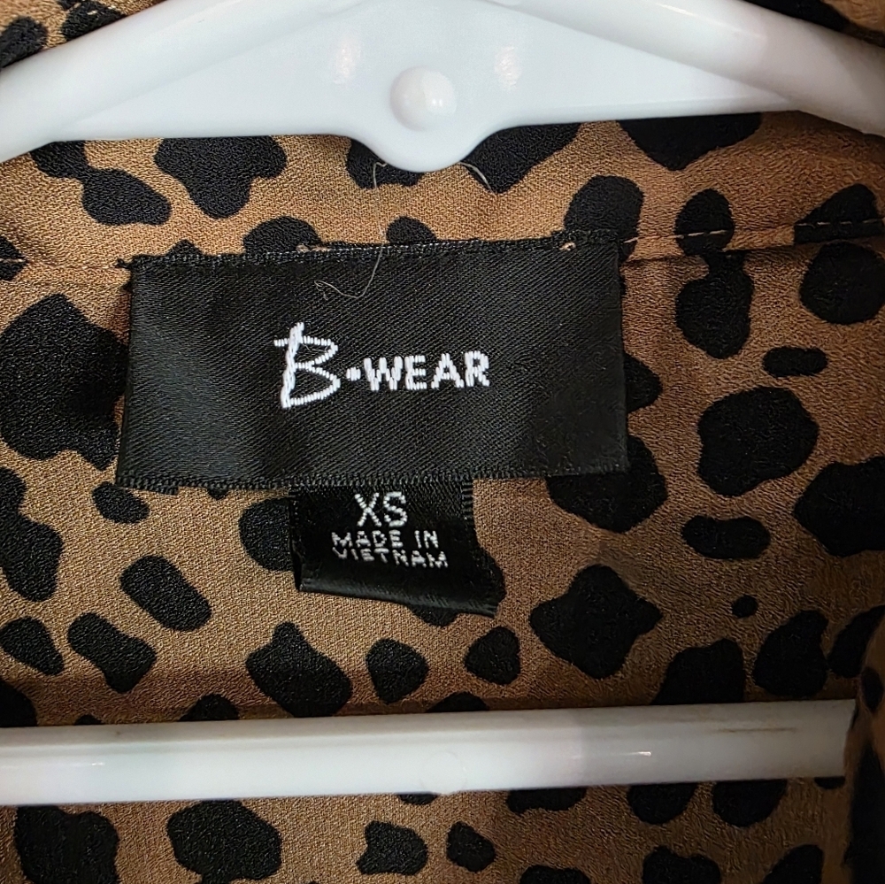 B Wear Cheetah Print Button Down Tunic Style Blouse Size XS - Picture 4 of 5